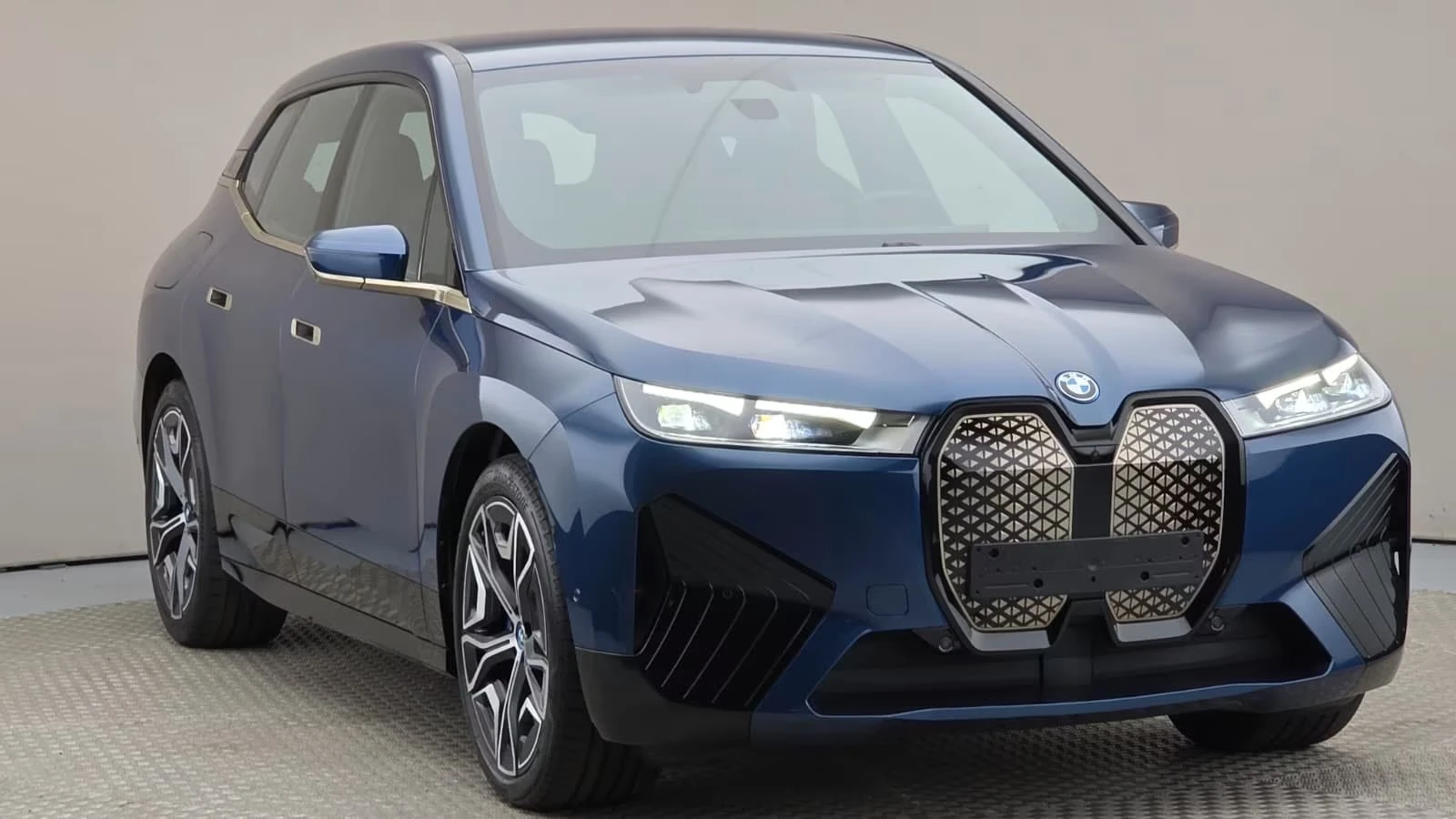 BMW iX 40 xDrive, снимка 4 - Автомобили и джипове - 55239528