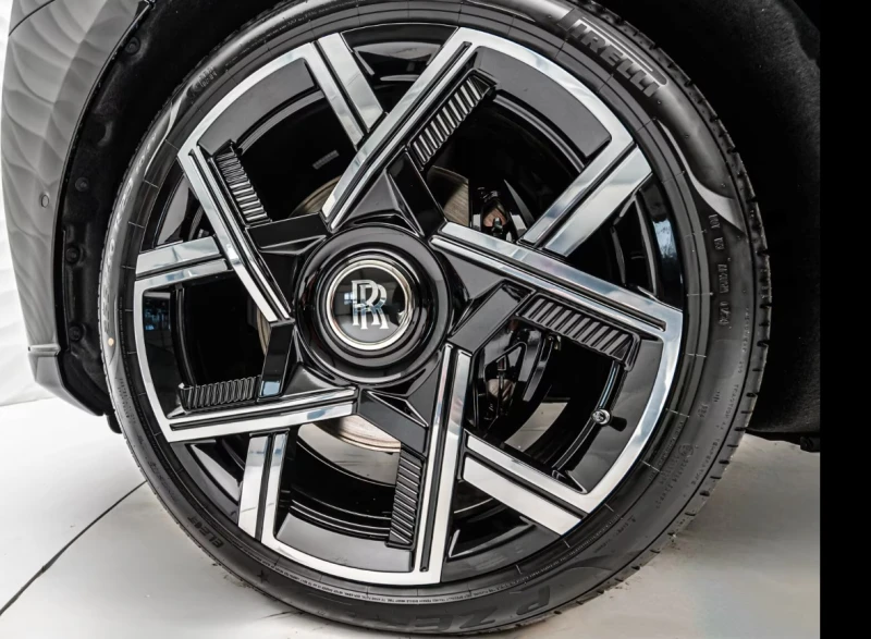 Rolls-Royce Cullinan Series II* Black Badge* Shooting Star* Theater* , снимка 8 - Автомобили и джипове - 50894908