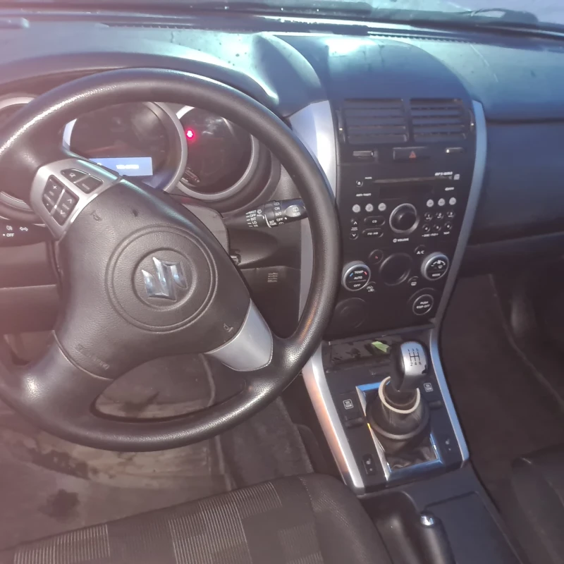 Suzuki Grand vitara 1.6 i, снимка 8 - Автомобили и джипове - 52191349