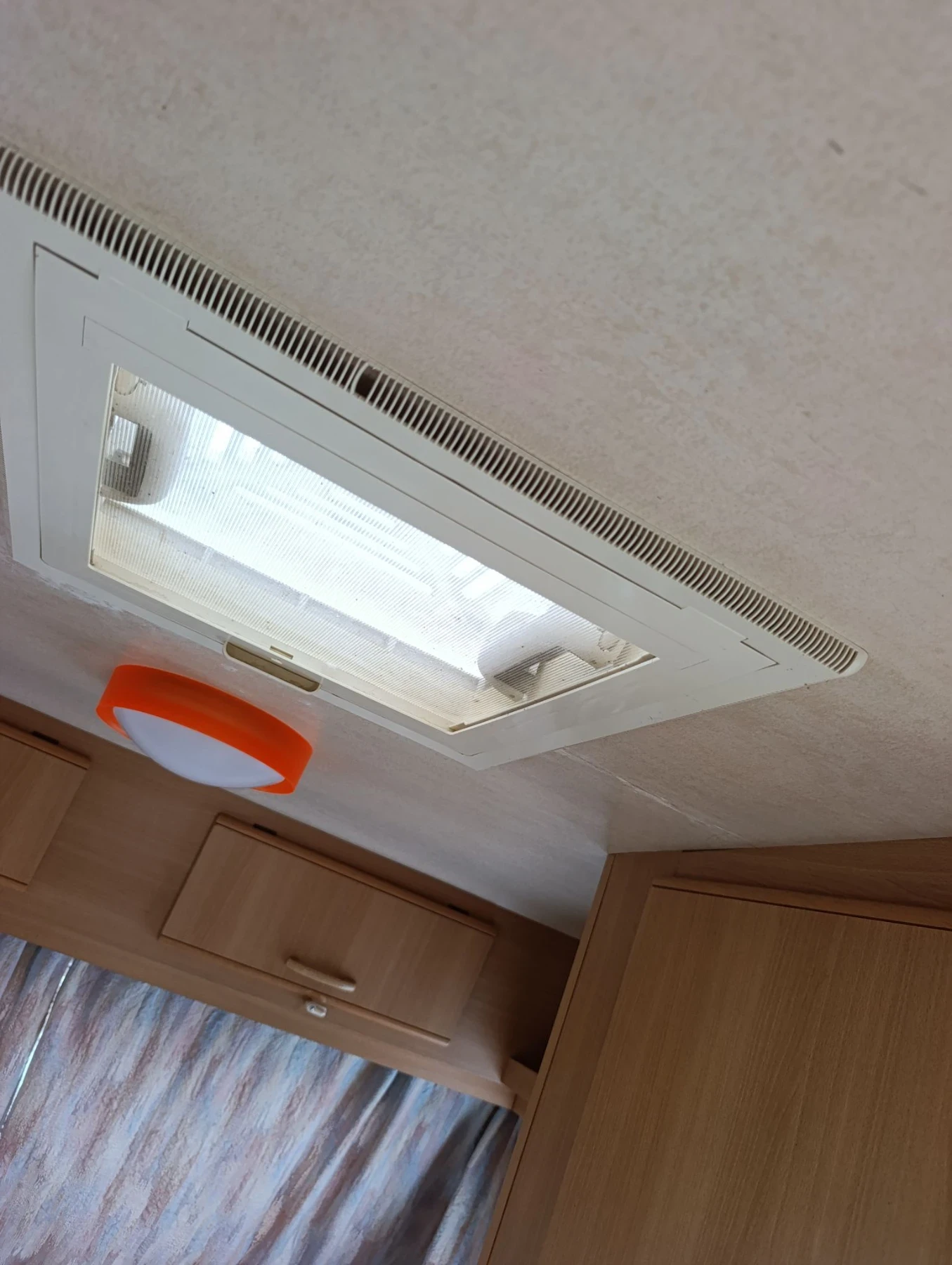Каравана Adria 320 форселт+ тента, снимка 14 - Каравани и кемпери - 55648731