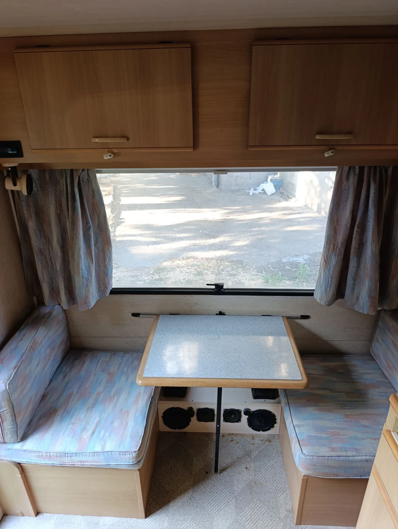 Каравана Adria 320 + тента, снимка 12 - Каравани и кемпери - 55648731