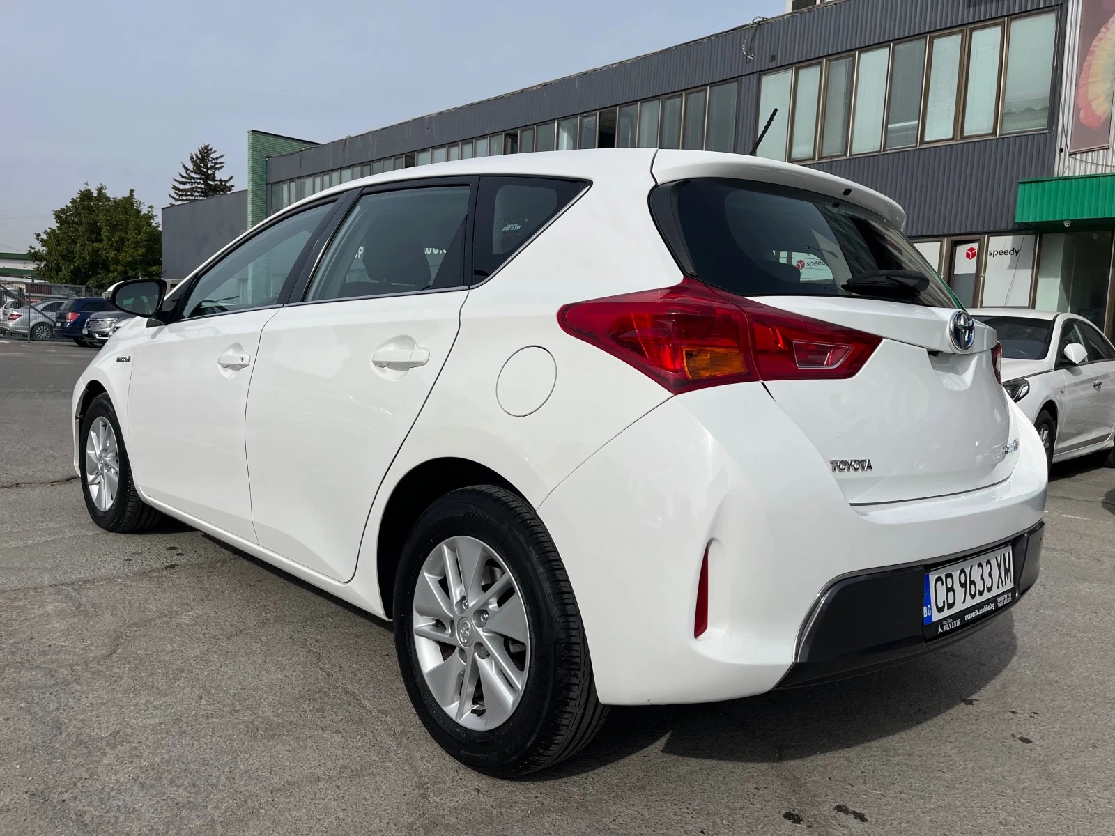 Toyota Auris 1.8i HYBRID - изображение 4