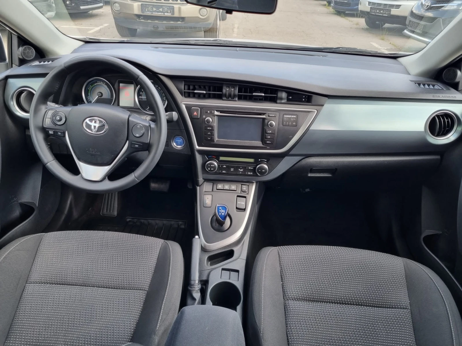 Toyota Auris 1.8i HYBRID - изображение 8