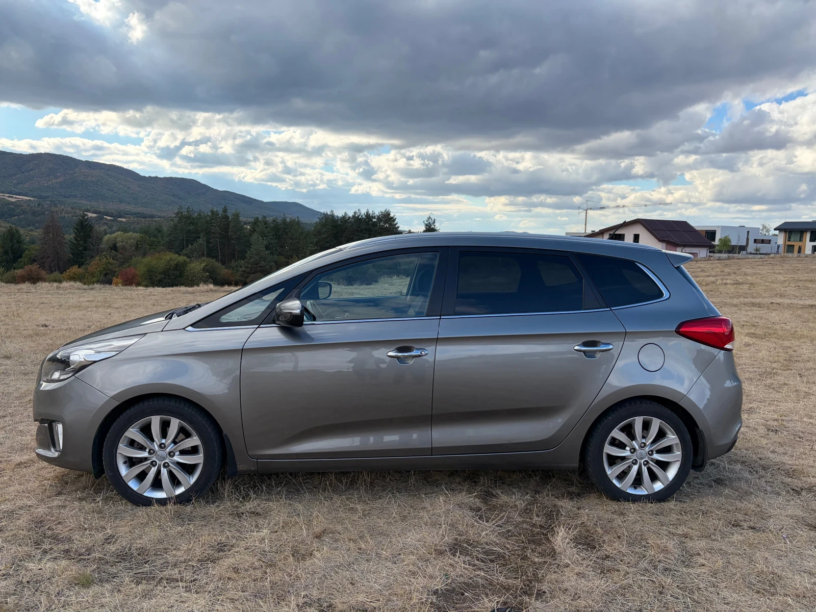 Kia Carens, снимка 12 - Автомобили и джипове - 56330385