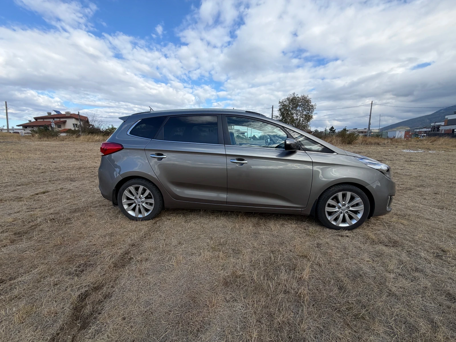 Kia Carens, снимка 4 - Автомобили и джипове - 56330385