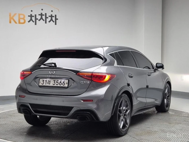 Infiniti Q30, снимка 3 - Автомобили и джипове - 53595799