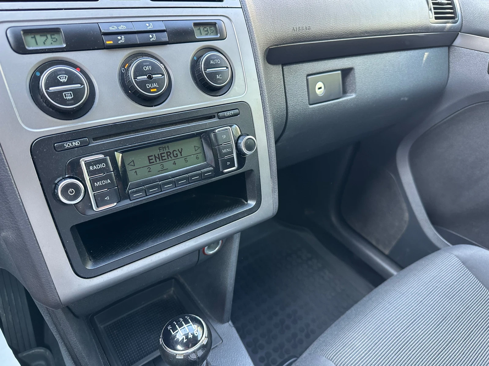VW Touran 1.9-TDI-90k.c- шест скорости - изображение 8