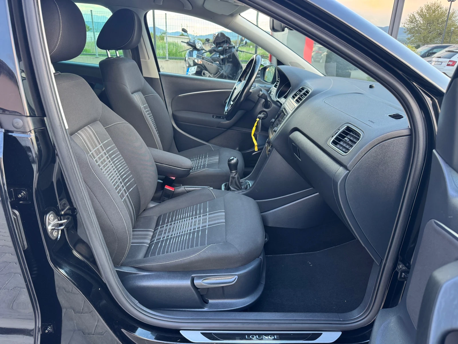 VW Polo 1.2i LOUNGE EURO-6, снимка 12 - Автомобили и джипове - 54430288