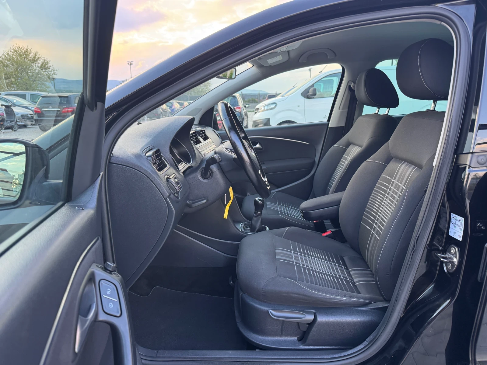 VW Polo 1.2i LOUNGE EURO-6, снимка 9 - Автомобили и джипове - 54430288