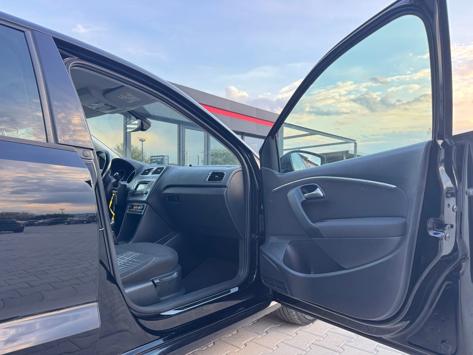 VW Polo 1.2i LOUNGE EURO-6, снимка 13 - Автомобили и джипове - 54430288