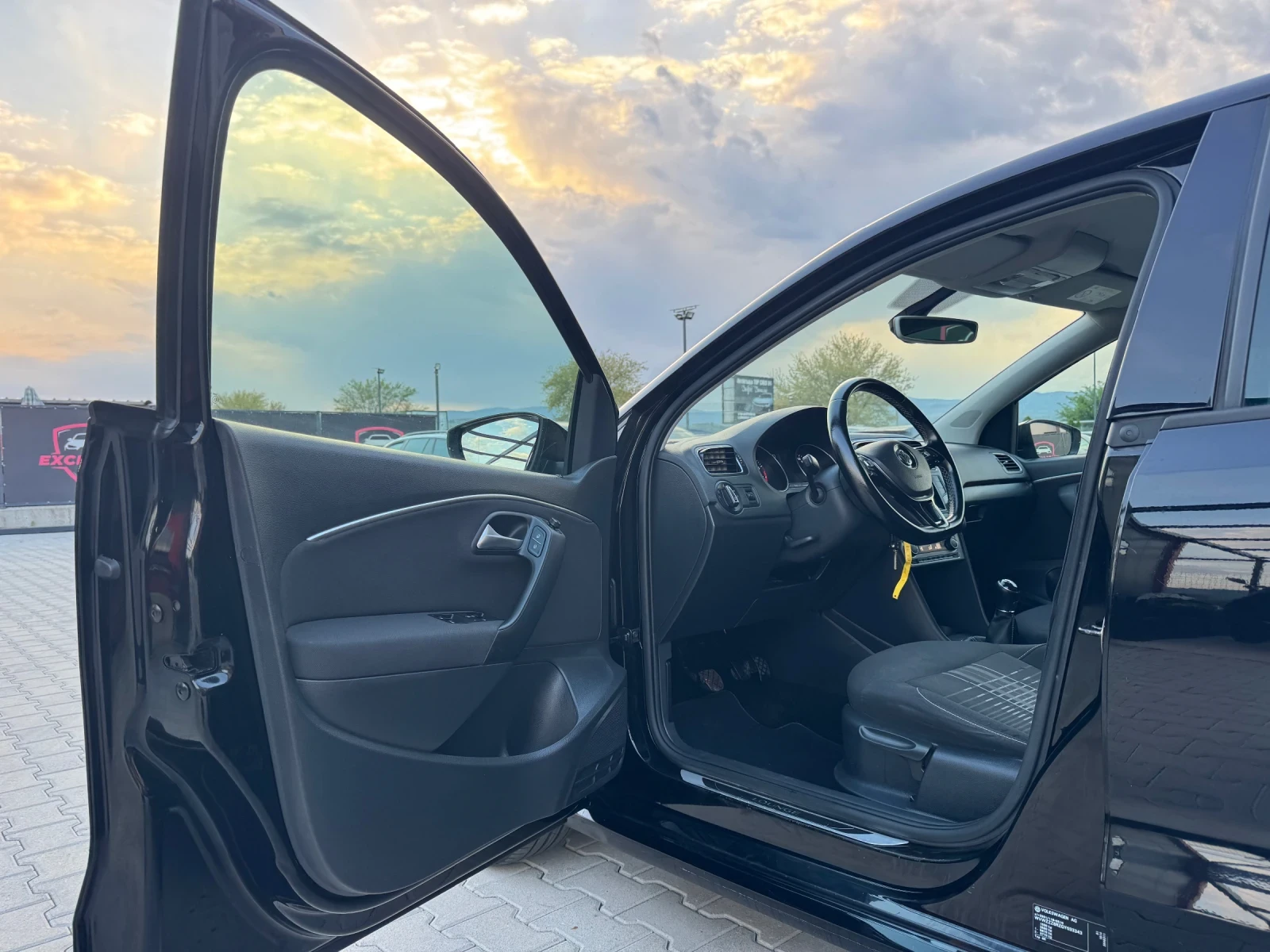 VW Polo 1.2i LOUNGE EURO-6, снимка 8 - Автомобили и джипове - 54430288
