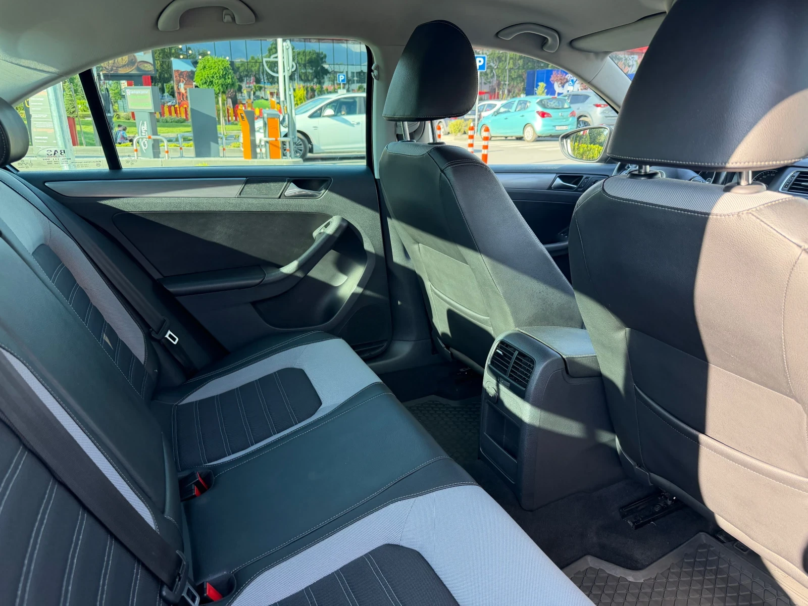VW Jetta Highline 1.6 TDI, снимка 10 - Автомобили и джипове - 54977288