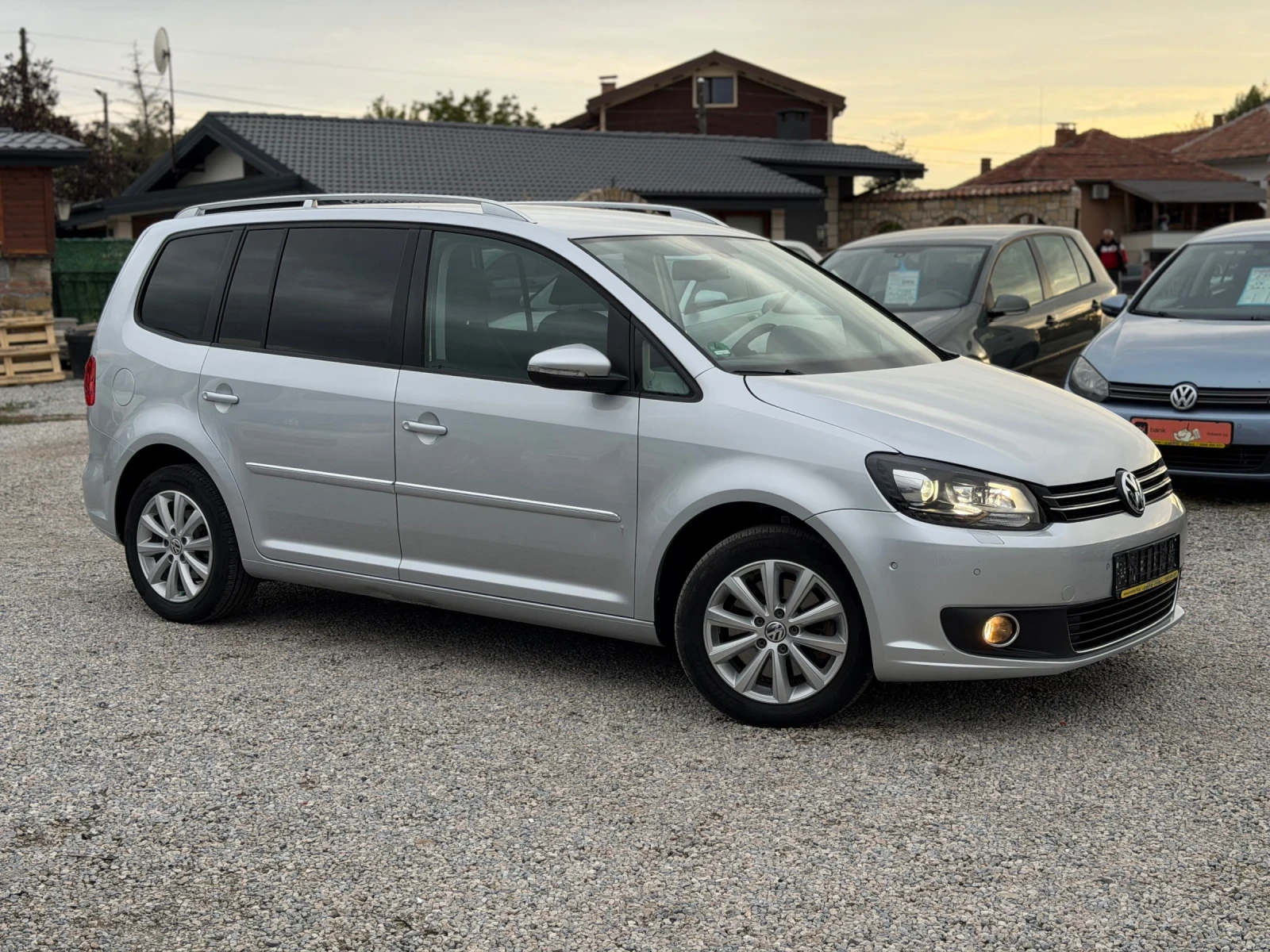VW Touran 2.0TDI 140кс 7-места DSG НАВИ КАМЕРА, снимка 7 - Автомобили и джипове - 56271082