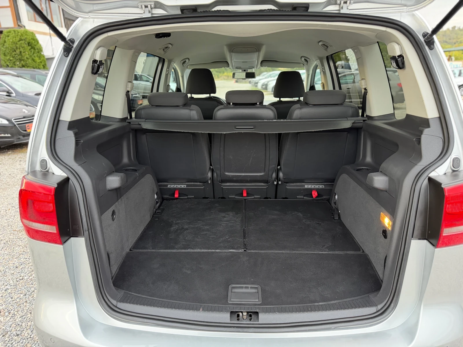 VW Touran 2.0TDI 140кс 7-места DSG НАВИ КАМЕРА, снимка 13 - Автомобили и джипове - 56271082
