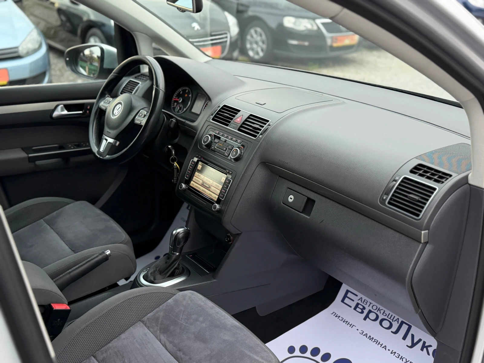 VW Touran 2.0TDI 140кс 7-места DSG НАВИ КАМЕРА, снимка 15 - Автомобили и джипове - 56271082