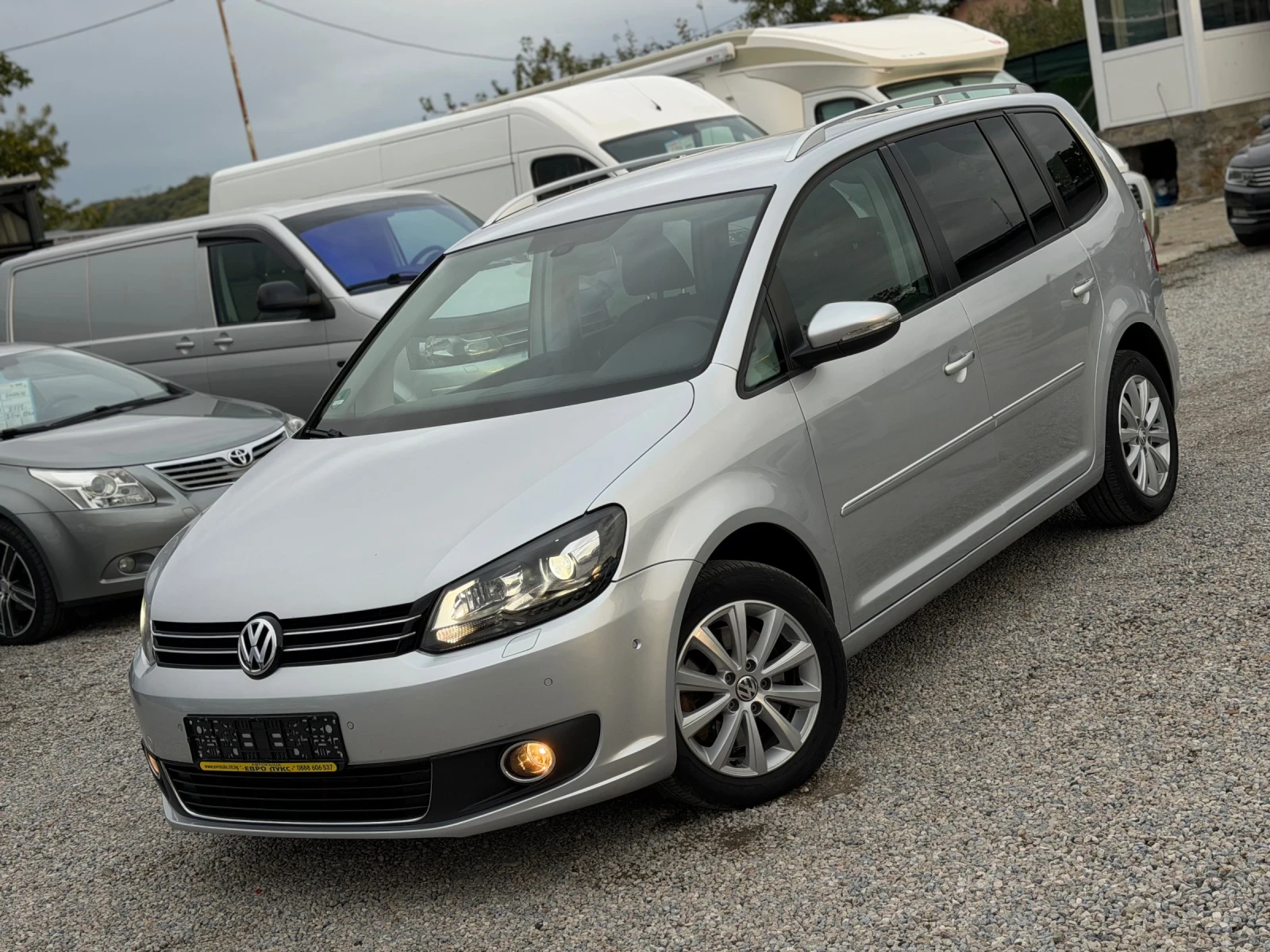 VW Touran 2.0TDI 140кс 7-места DSG НАВИ КАМЕРА, снимка 3 - Автомобили и джипове - 56271082