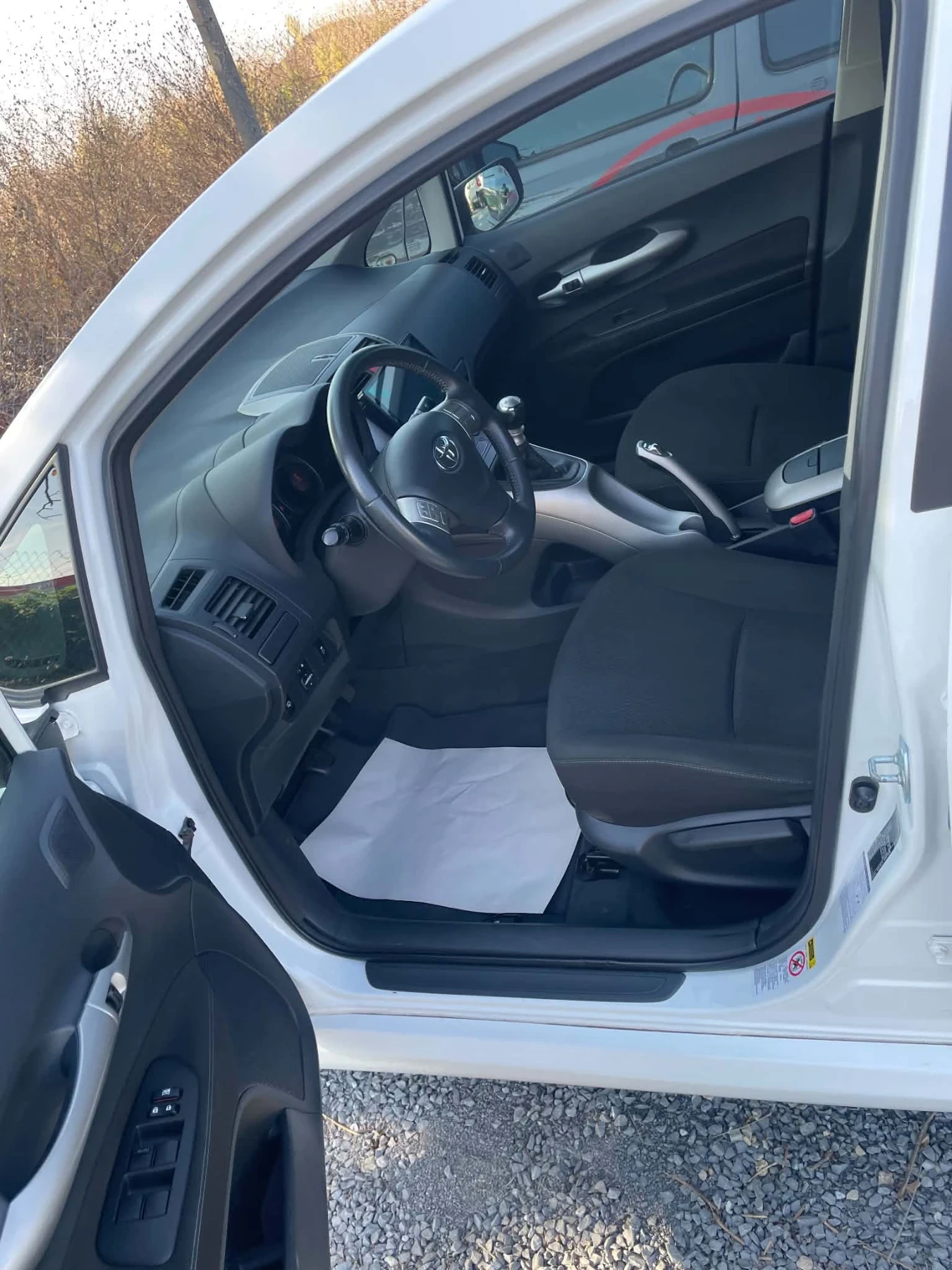 Toyota Auris, снимка 9 - Автомобили и джипове - 56485058