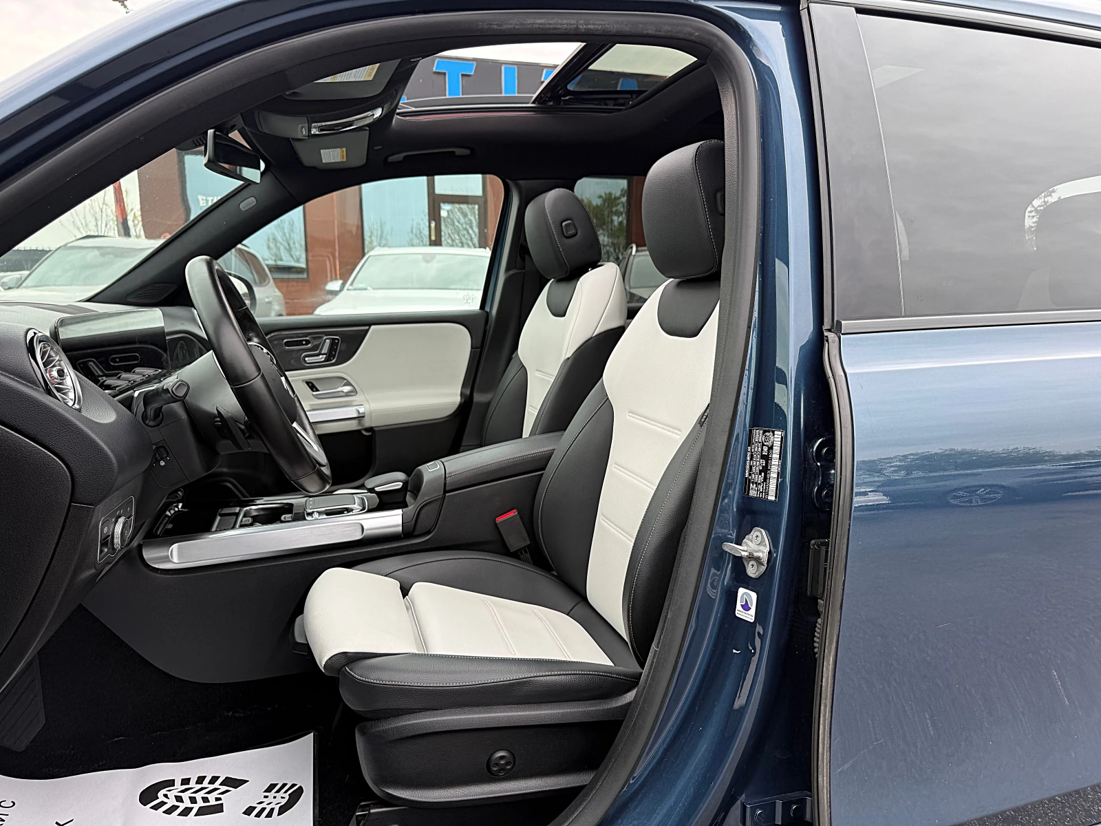 Mercedes-Benz GLB 250 AMG-DISTRONIK-PANORAMA-LED-KAMERA-ПОДГРЕЯВАНЕ-FULL, снимка 8 - Автомобили и джипове - 54684315