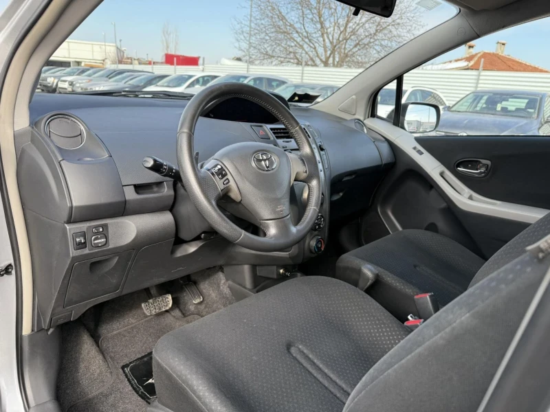 Toyota Yaris Facelift/Автоматик, снимка 11 - Автомобили и джипове - 49247499