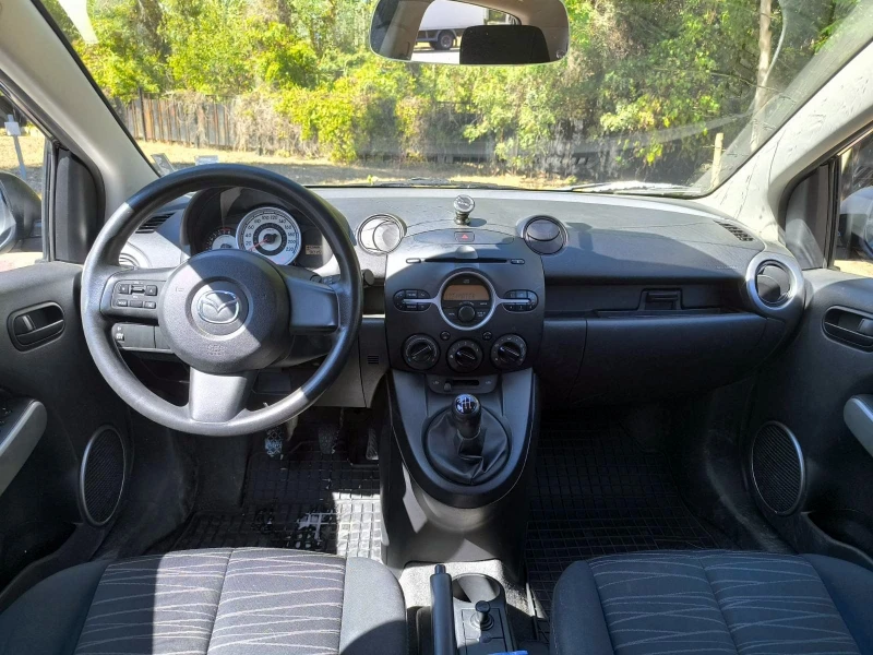 Mazda 2 1.3i Klima, снимка 8 - Автомобили и джипове - 52217681