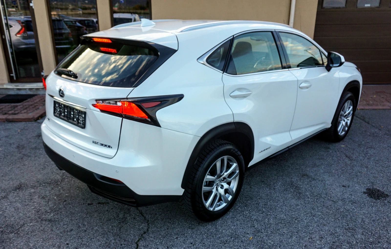 Lexus NX 300h 2.5 EXECUTIVE 4WD CVT - изображение 3