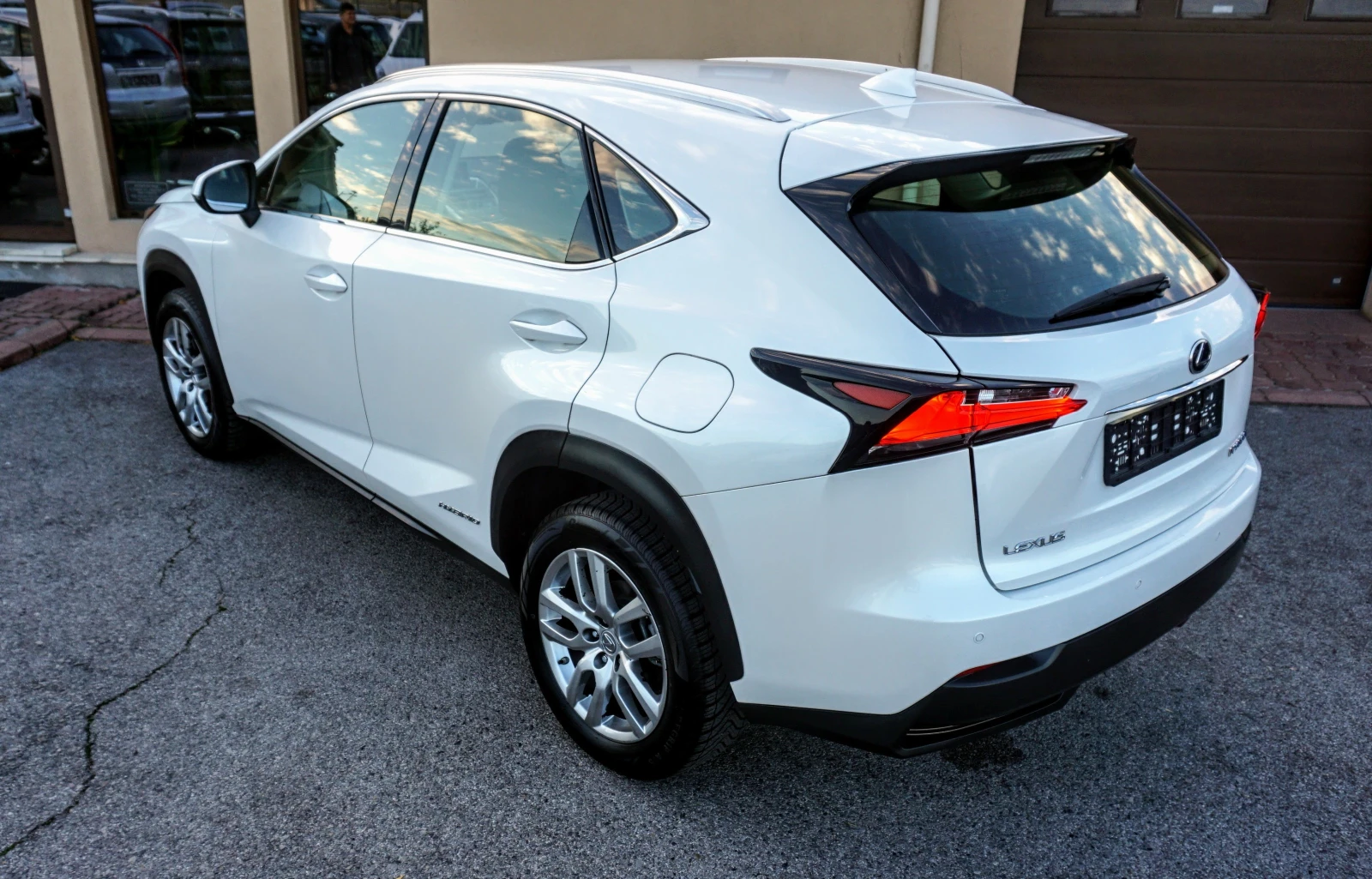 Lexus NX 300h 2.5 EXECUTIVE 4WD CVT - изображение 4