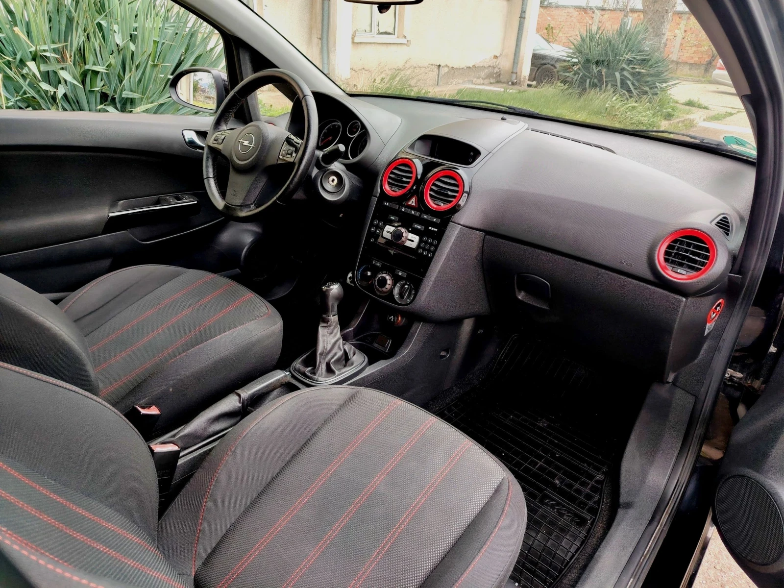Opel Corsa 1.4i 16V COSMO EURO5 - изображение 10