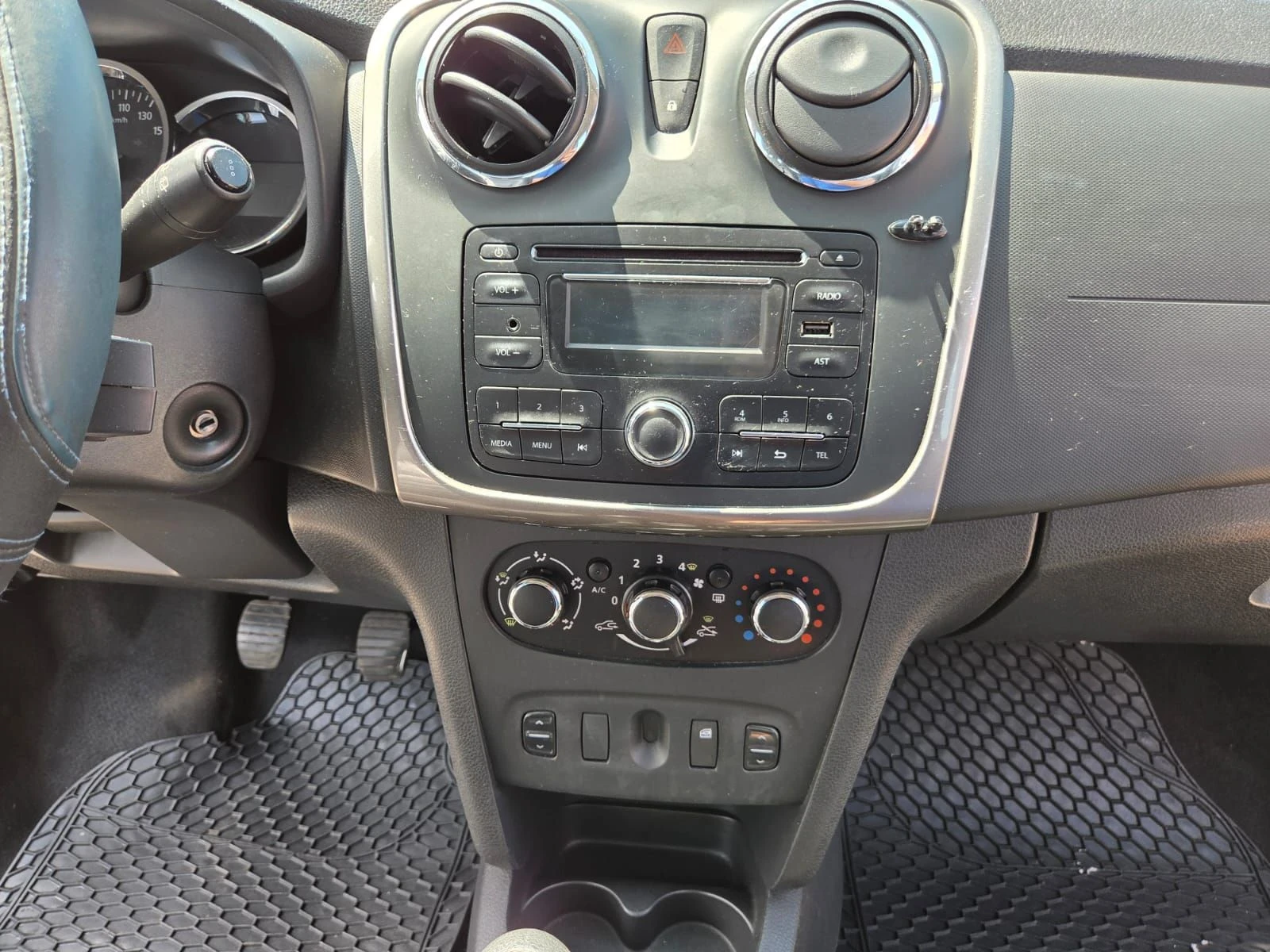 Dacia Logan 900 GPL, снимка 11 - Автомобили и джипове - 55578246