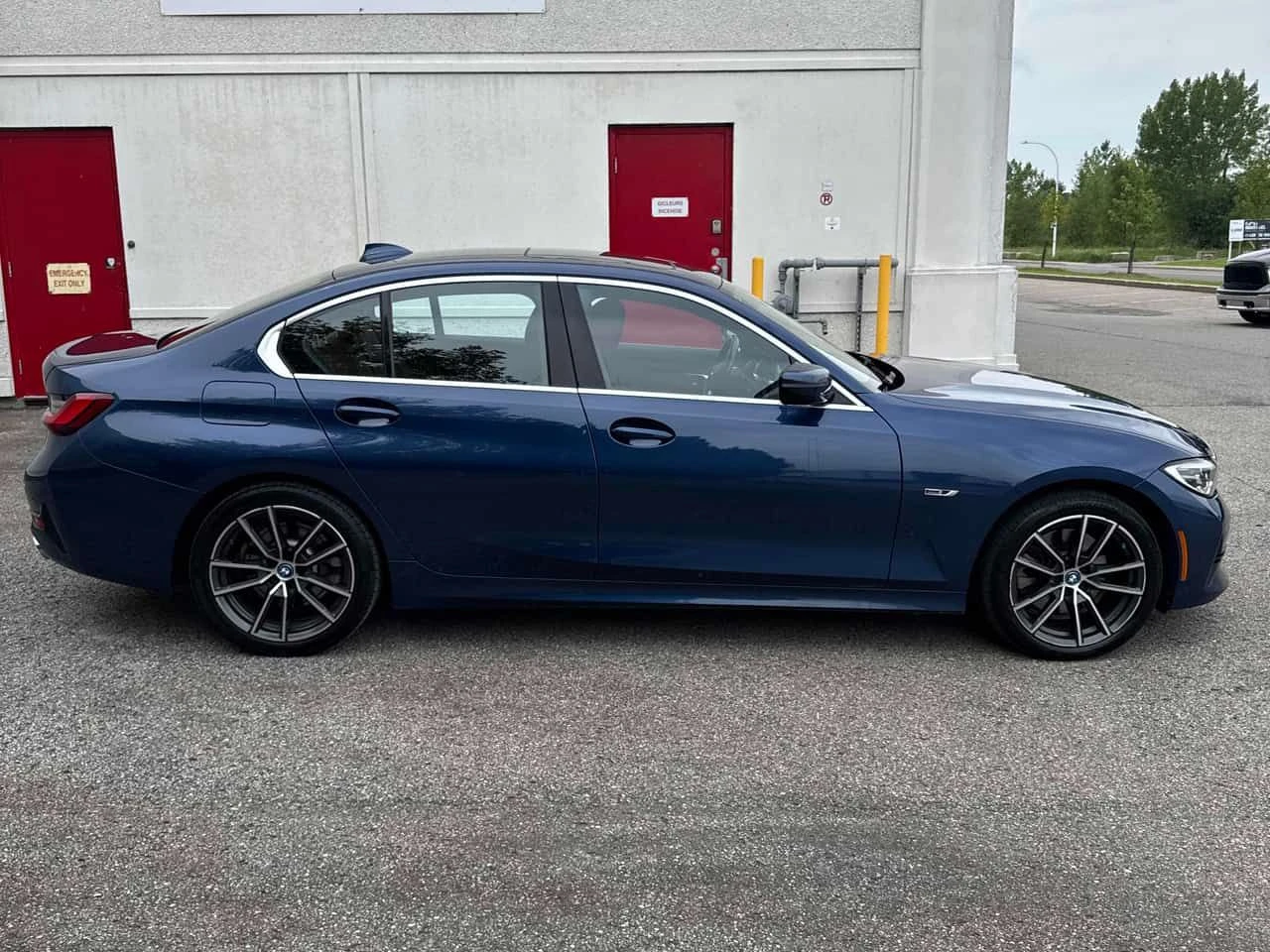 BMW 330 330e xDrive | CARFAX | АВТОФИНАНСИРАНЕ, снимка 4 - Автомобили и джипове - 55601600