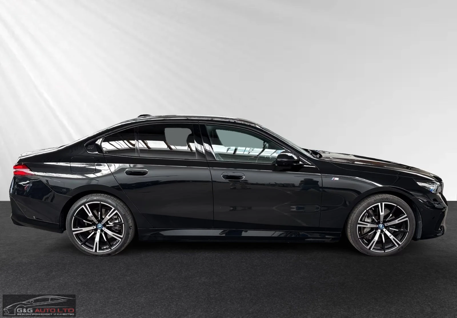 BMW 550 e/xDrive/489HP/M-SPORT/HUD/H&K/360/MEMO/699q, снимка 3 - Автомобили и джипове - 56226458