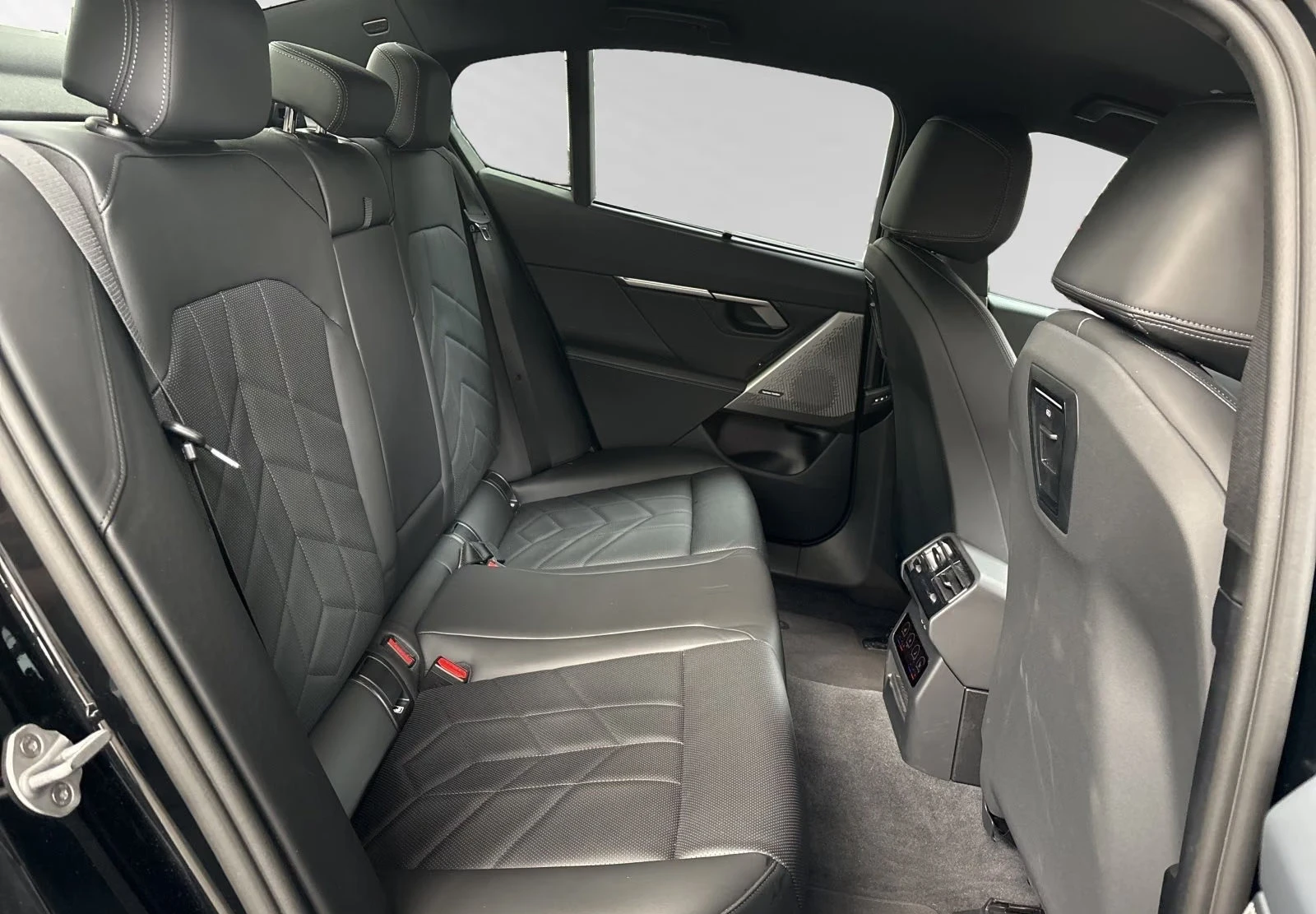 BMW 550 e/xDrive/489HP/M-SPORT/HUD/H&K/360/MEMO/699q, снимка 14 - Автомобили и джипове - 56226458