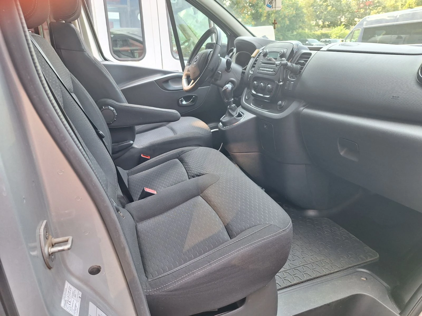 Opel Vivaro, снимка 5 - Бусове и автобуси - 55848213