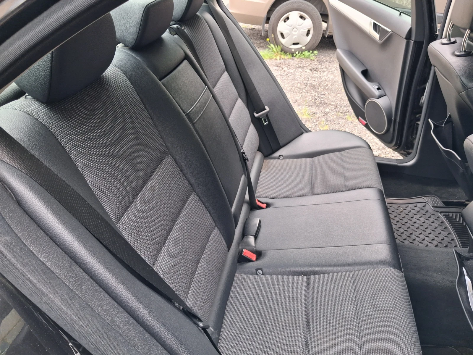Mercedes-Benz C 220 Ръчна, снимка 13 - Автомобили и джипове - 54652075