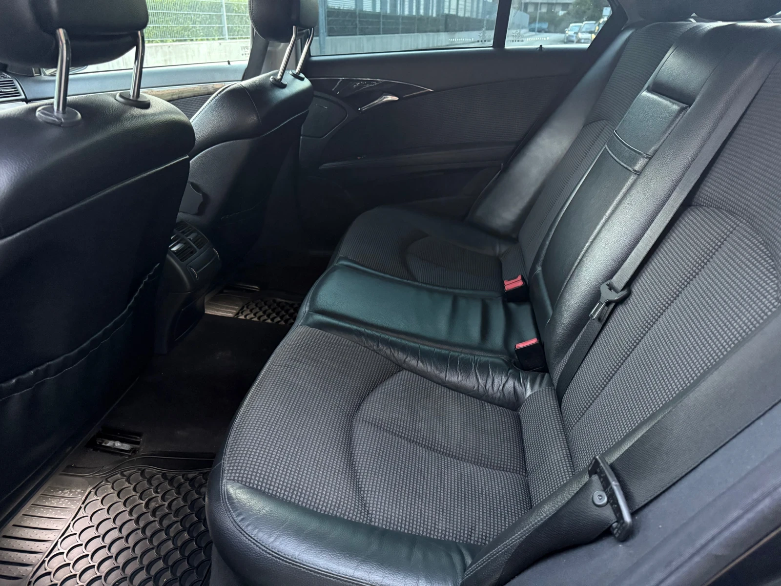 Mercedes-Benz E 220, снимка 9 - Автомобили и джипове - 55145124