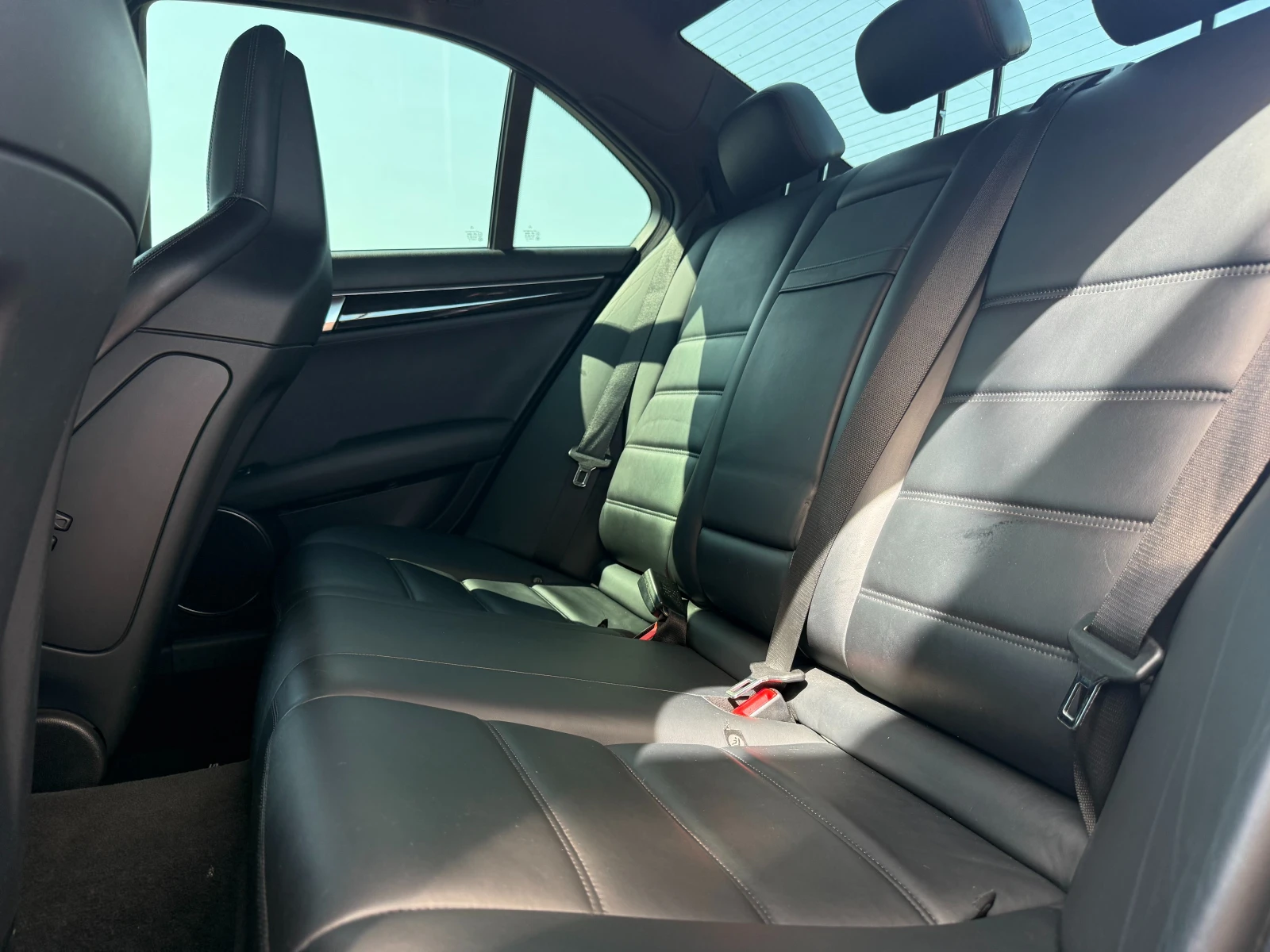 Mercedes-Benz C 63 AMG / Keyless / Harman Kardon /  , снимка 14 - Автомобили и джипове - 55785240