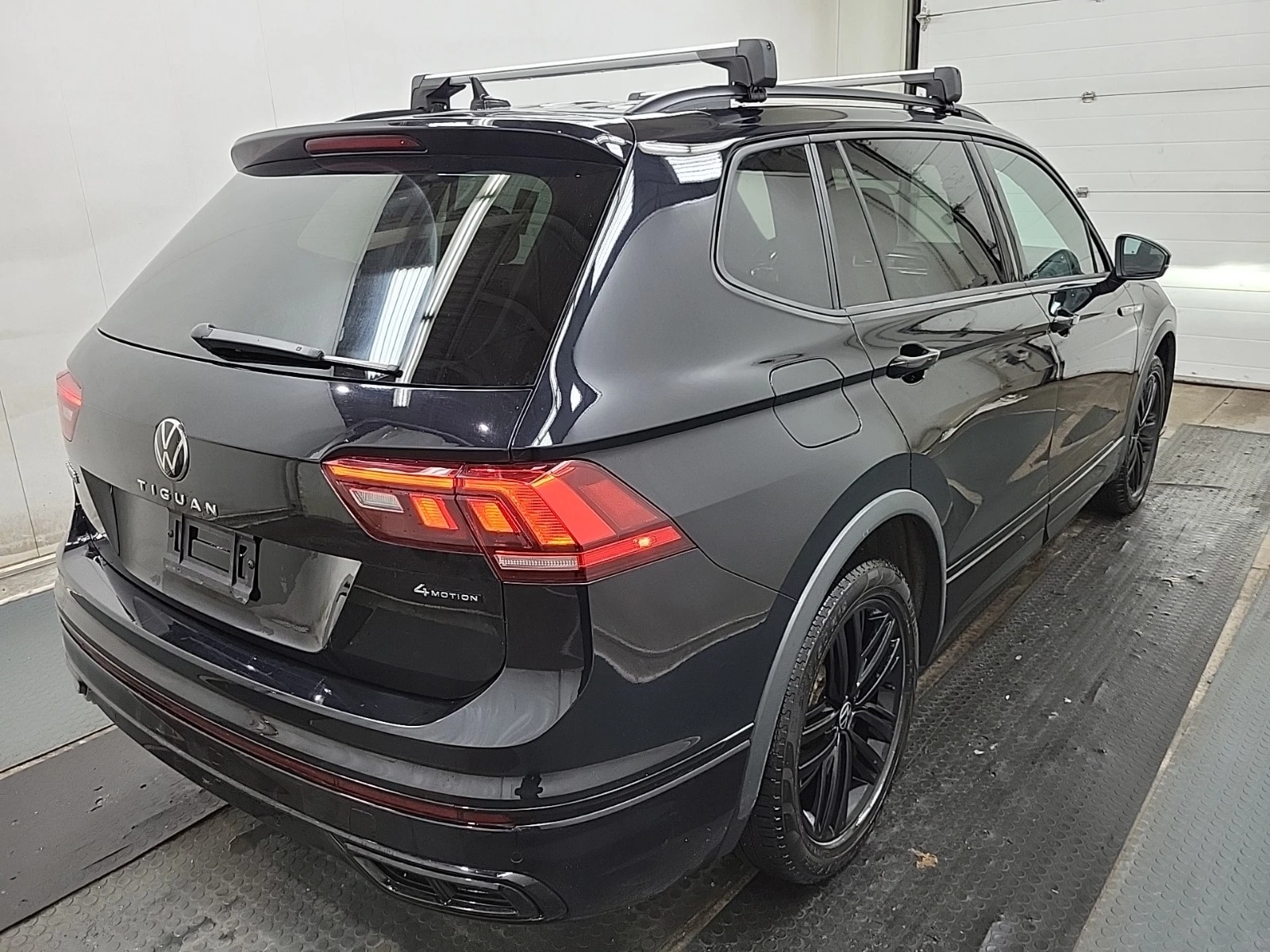 VW Tiguan * * R-LINE BLACK EDITION* * CARFAX* *  - изображение 4