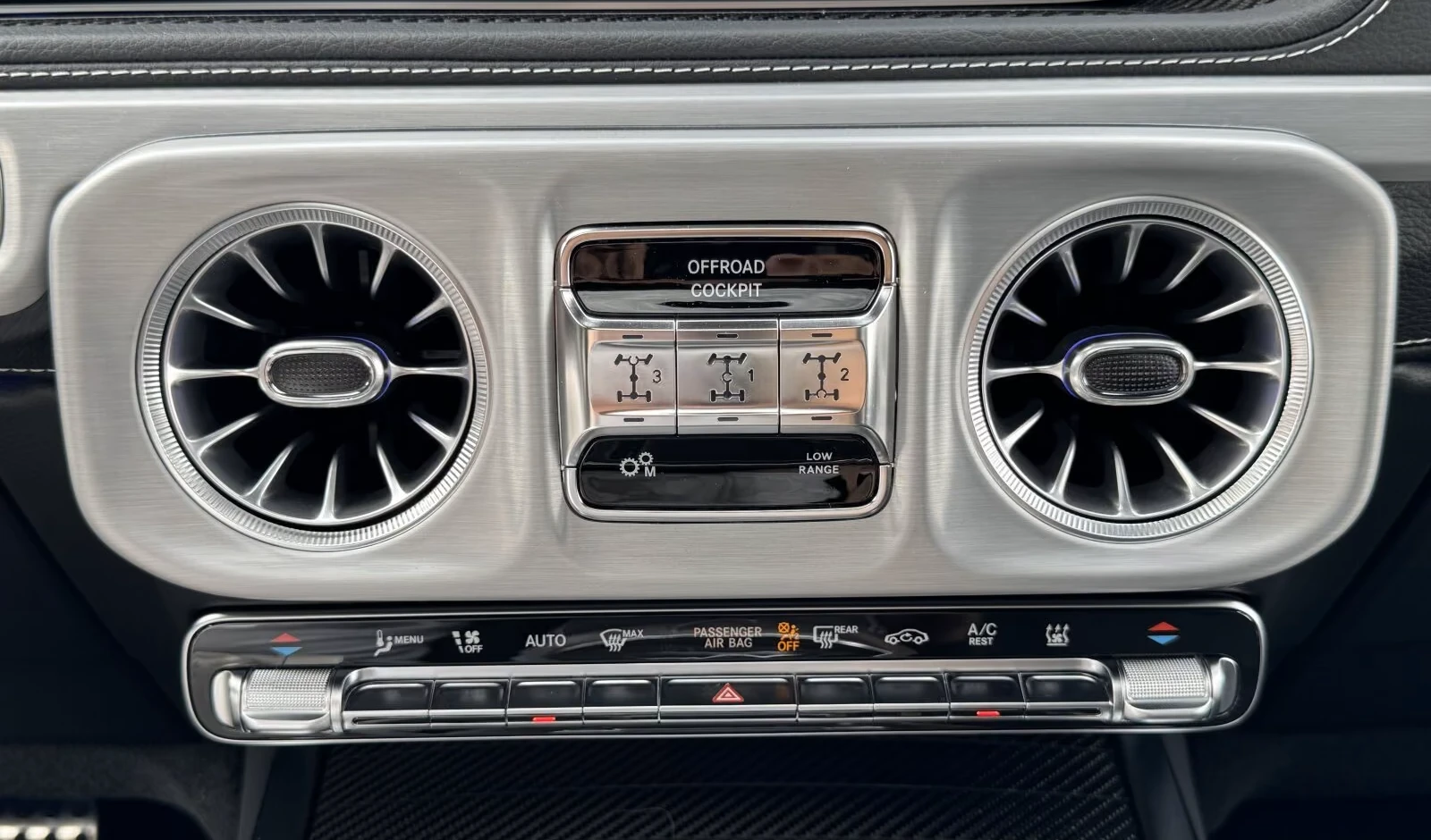 Mercedes-Benz G 63 AMG FACE* KEYLESS* MAGNO* CARBON* DISTR* BURM* 360CAM*, снимка 10 - Автомобили и джипове - 55638743