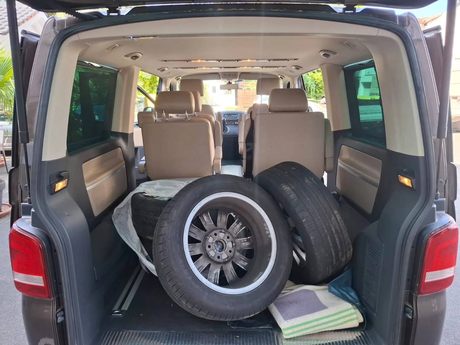 VW Multivan, снимка 6 - Бусове и автобуси - 55405863