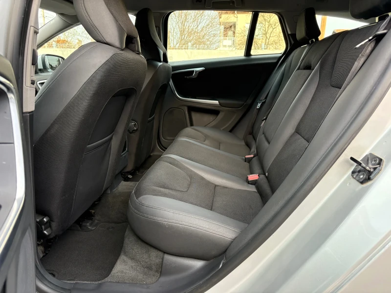 Volvo V60 2.0 D3, 163HP, 137 ХИЛ. КМ, АВТОМАТИК, снимка 11 - Автомобили и джипове - 52442329