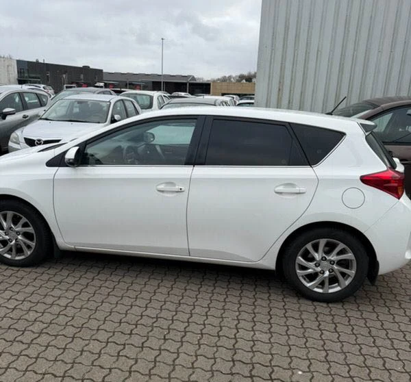 Toyota Auris 1.6 бензин ТОП! Очакван внос! , снимка 4 - Автомобили и джипове - 54064757