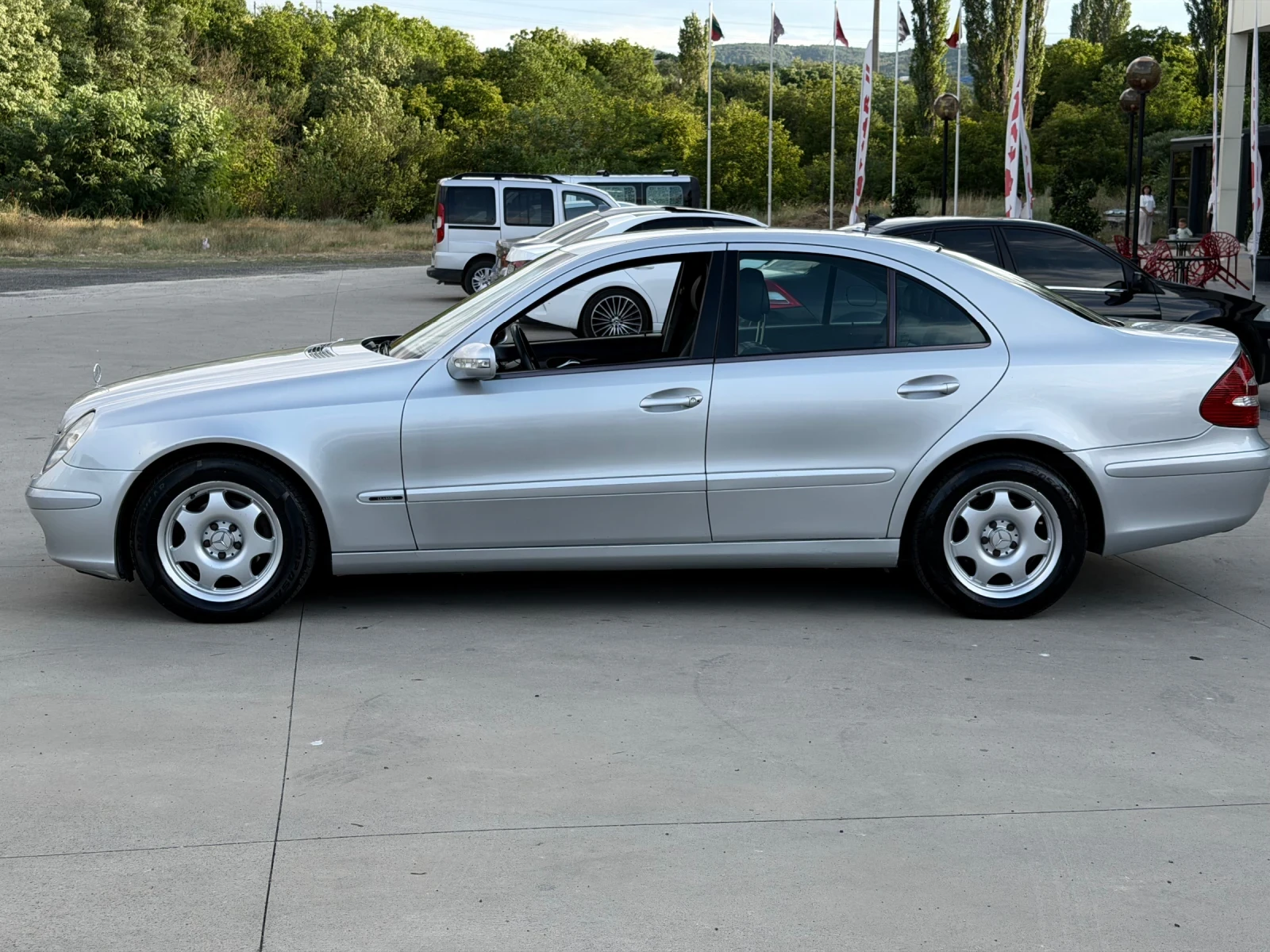Mercedes-Benz E 220 Автоматик/Кожа/Климатроник, снимка 3 - Автомобили и джипове - 55290638