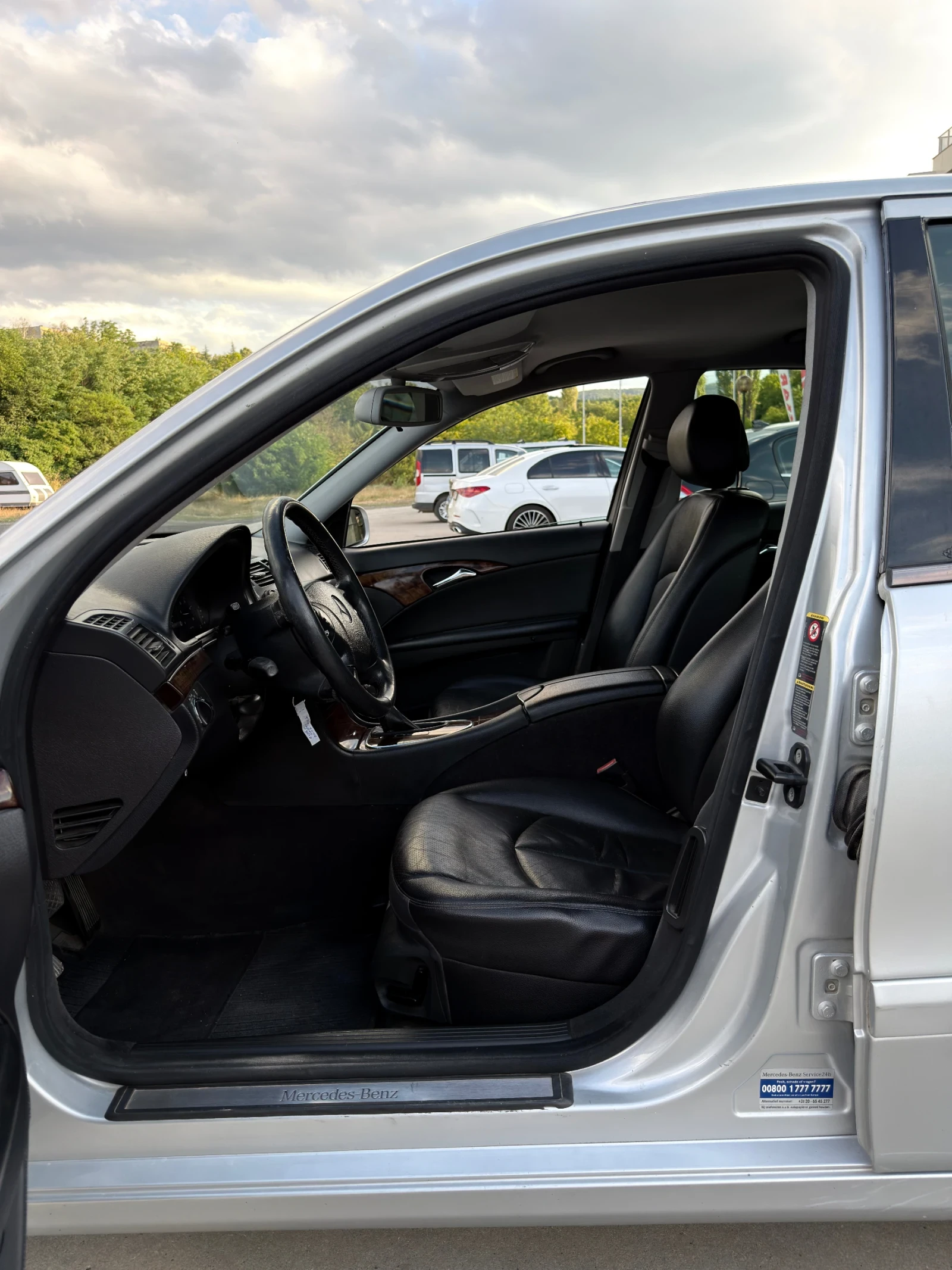 Mercedes-Benz E 220 Автоматик/Кожа/Климатроник, снимка 12 - Автомобили и джипове - 55290638