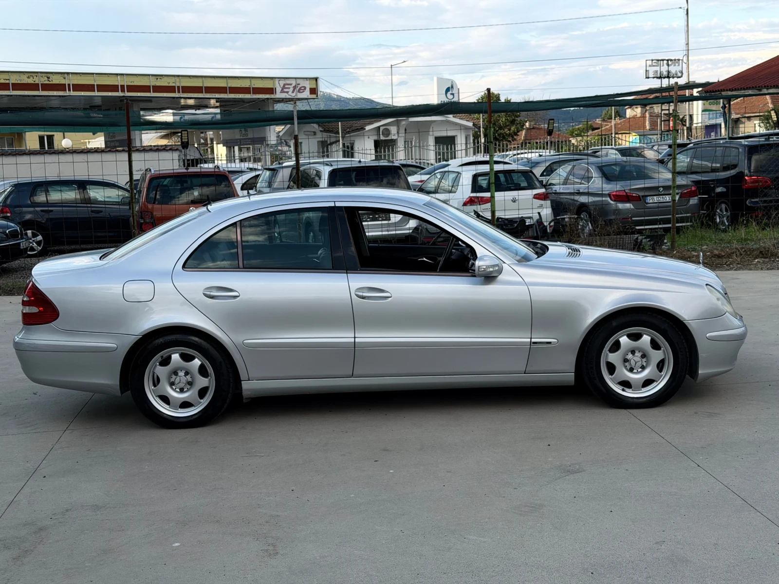 Mercedes-Benz E 220 Автоматик/Кожа/Климатроник, снимка 7 - Автомобили и джипове - 55290638