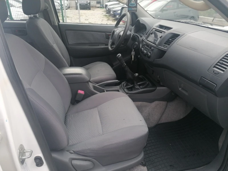 Toyota Hilux 2.5 D4D 4x4, снимка 9 - Автомобили и джипове - 45858136