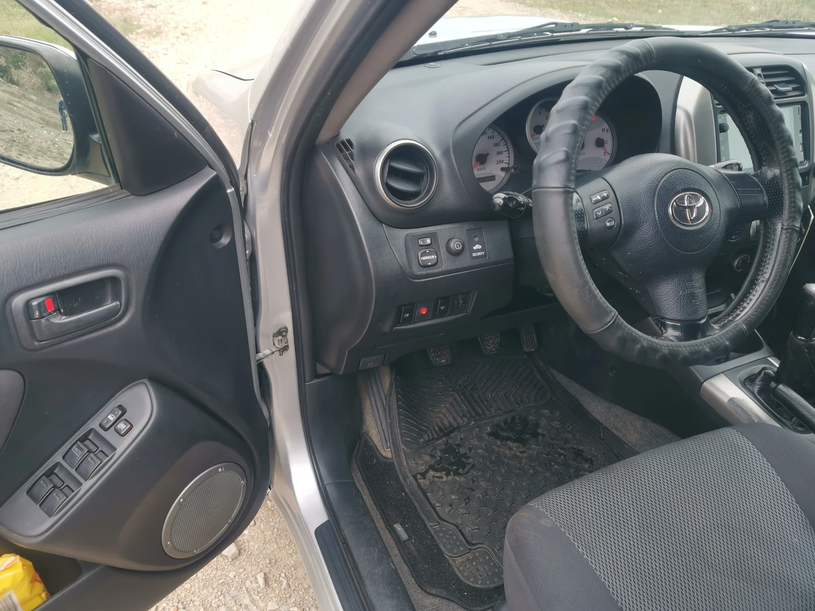 Toyota Rav4 2.0 D-4D, снимка 11 - Автомобили и джипове - 54211232