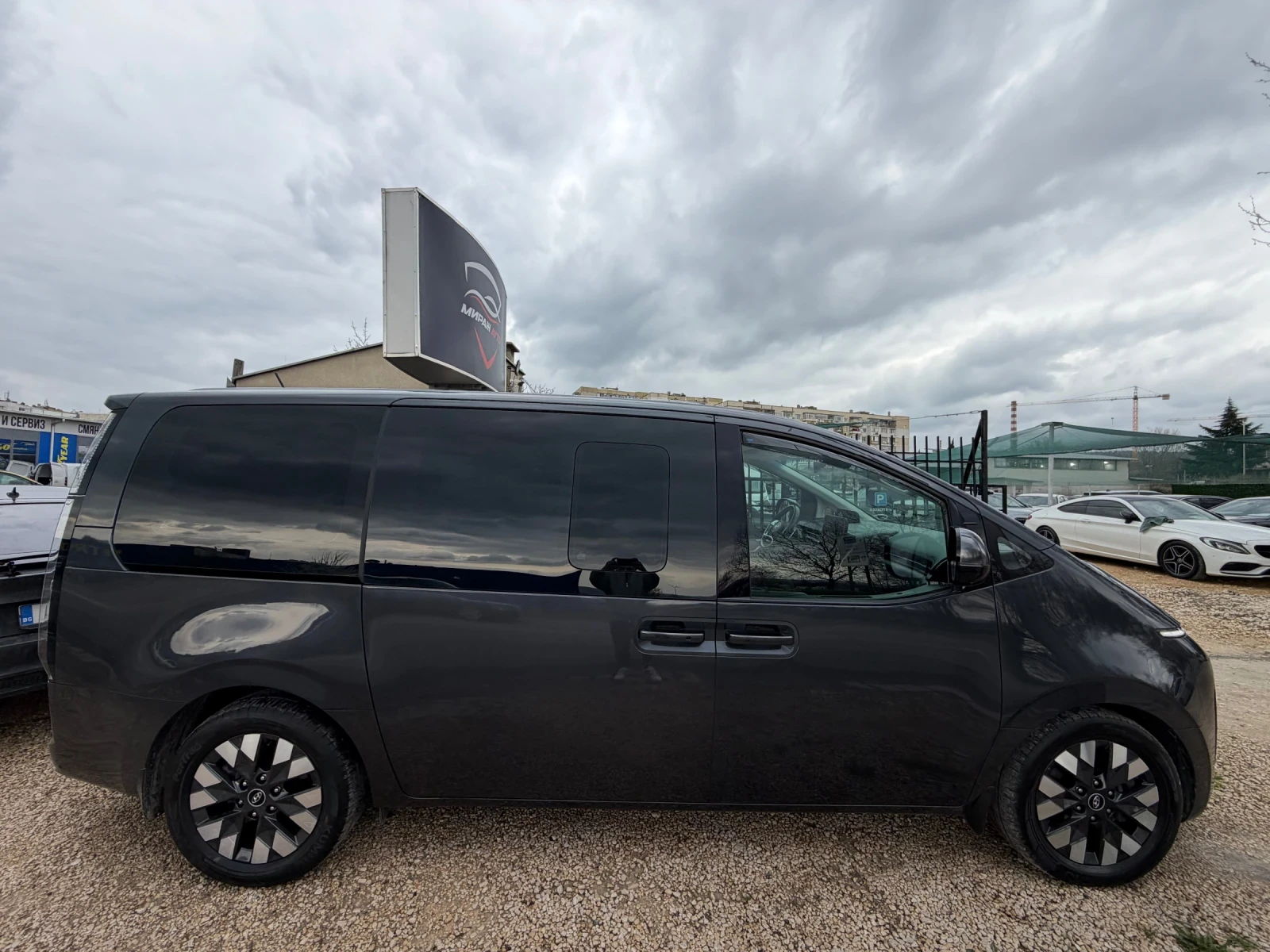 Hyundai Staria PREMIUM* 4x4* 31500km* , снимка 7 - Автомобили и джипове - 54147392