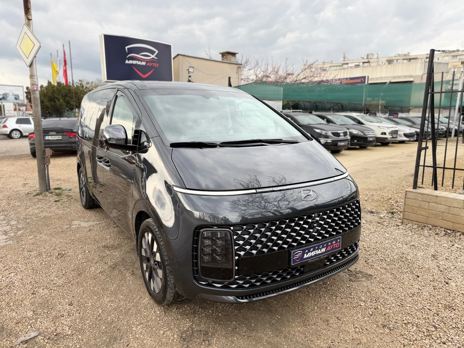 Hyundai Staria PREMIUM* 4x4* 31500km* , снимка 3 - Автомобили и джипове - 54147392