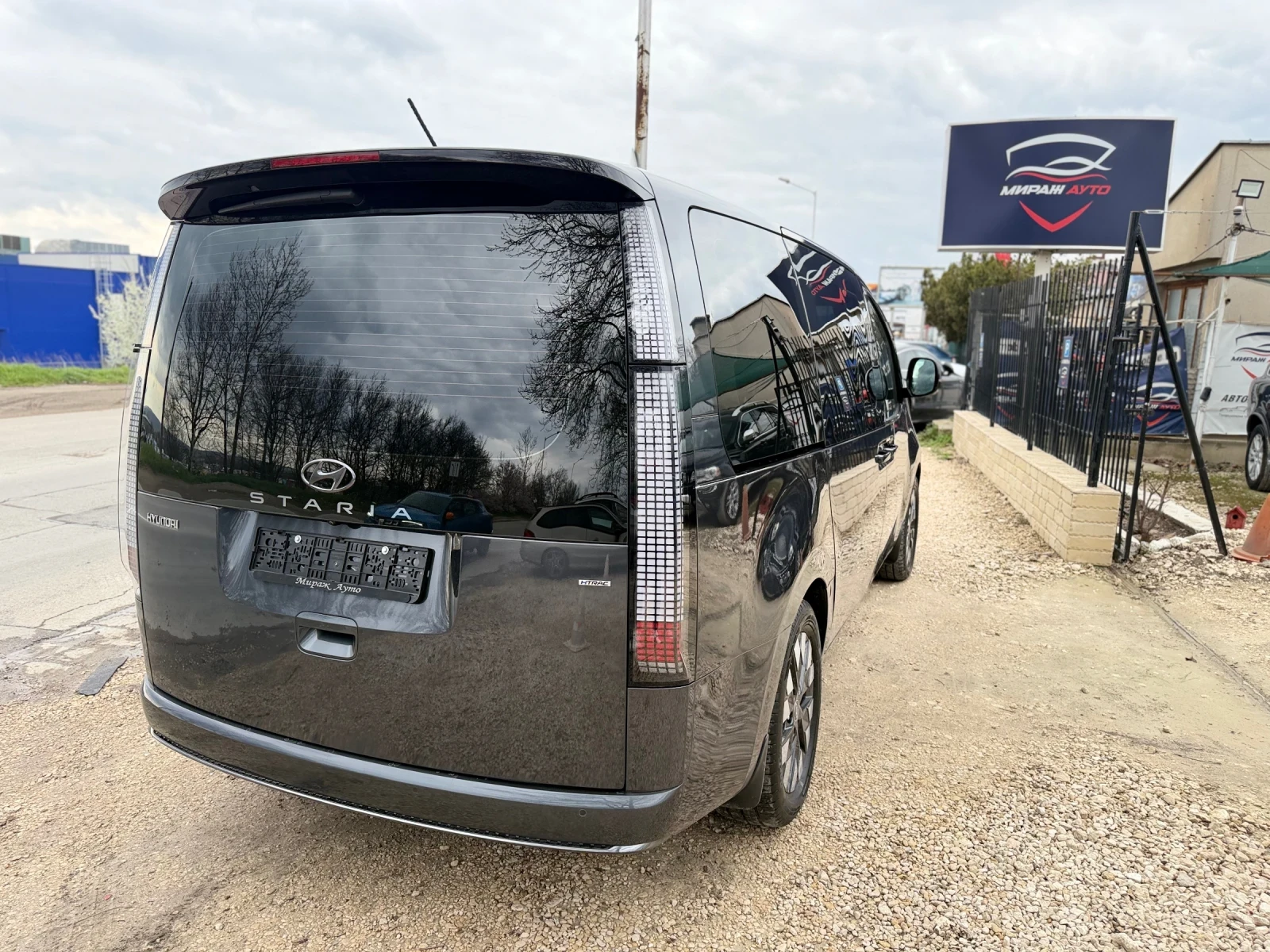 Hyundai Staria PREMIUM* 4x4* 31500km* , снимка 6 - Автомобили и джипове - 54147392