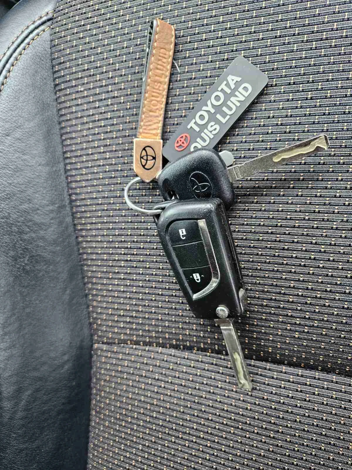 Toyota Yaris 1.3 LOUNGE FACELIFT, снимка 12 - Автомобили и джипове - 54265876