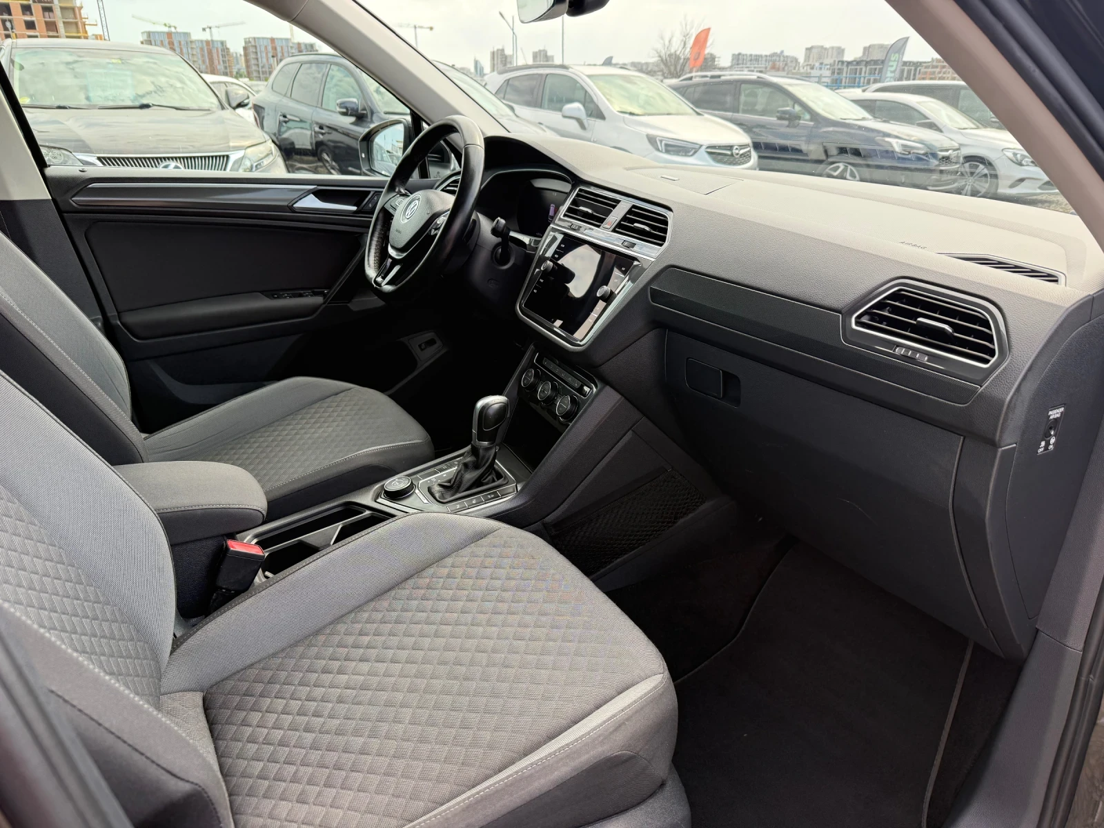 VW Tiguan 1.4i CH 4x4 AUTOMAT NAVI, снимка 9 - Автомобили и джипове - 52855706